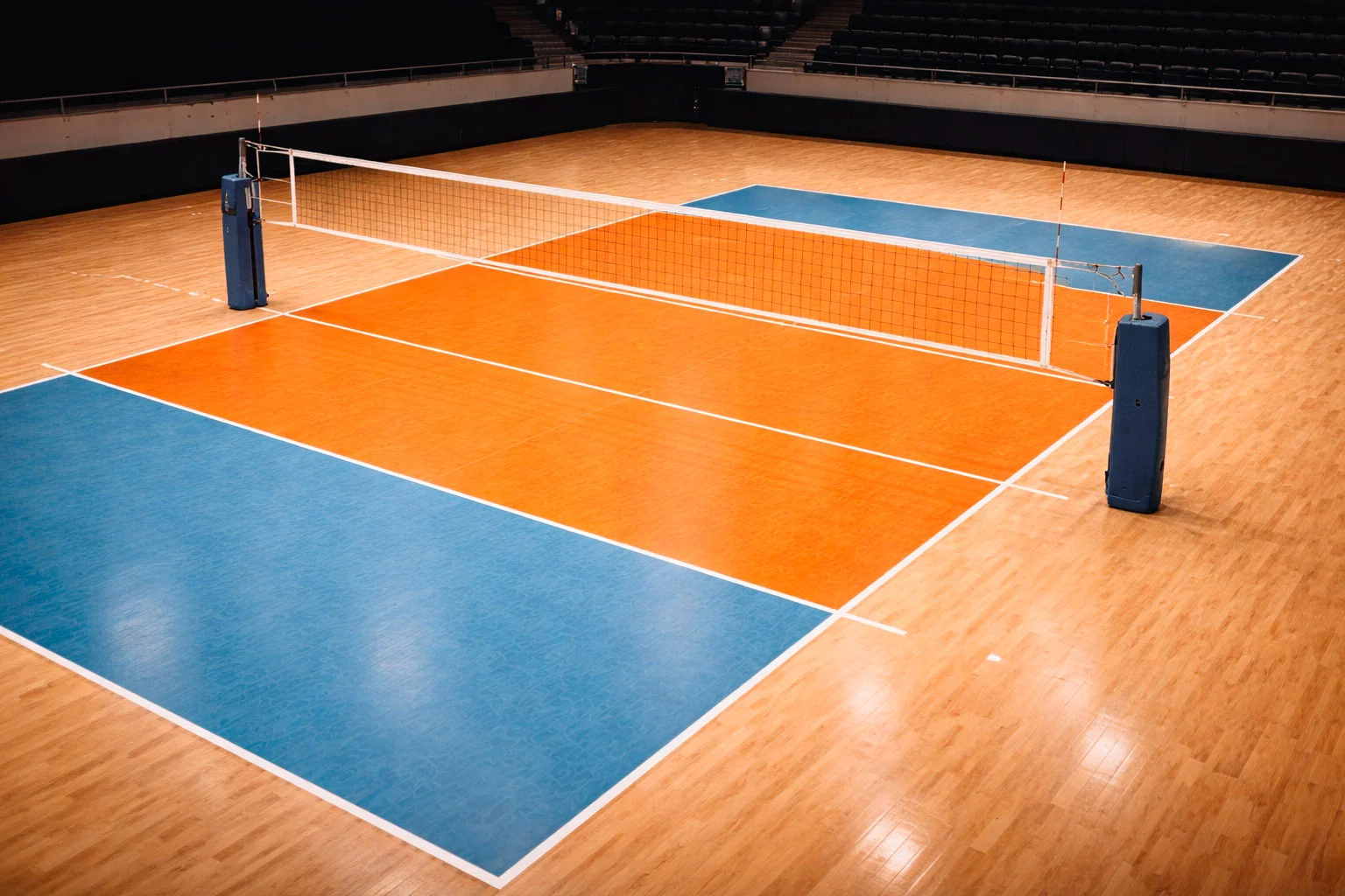 Terrain de volley-ball indoor avec les lignes de jeu et filet réglementaire